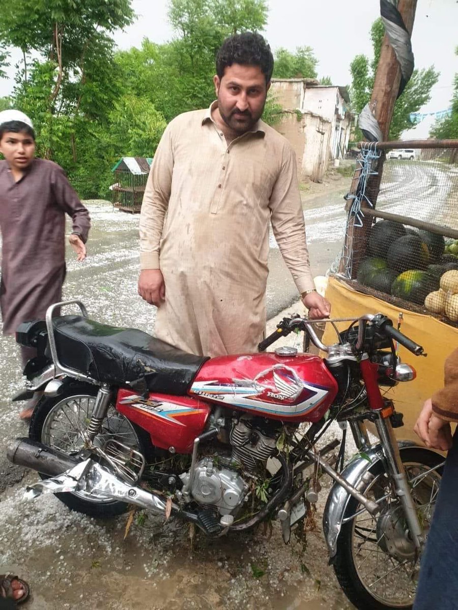 makbajaur's tweet photo. اج کا ہیرو۔ویلڈن زوانا۔۔
یہ موٹر سائیکل آج تنگی میں سیلابی ریلے میں بہہ گیا تھا جس کو فرش یوسف آباد کے عثمان نامی نوجوان نے قابو کرکے سیلابی ریلے سے نکالا ہے ,موٹر سائیکل جس کا بھی ہو تو اس نمبر پر رابطہ کرکے وصول کریں۔  عثمان خان ڈگری کالج فرش ۔

 #باجوڑ_کو_آفت_زدہ_قرار_دیا_جائے https://t.co/ZRDHSfLiAm