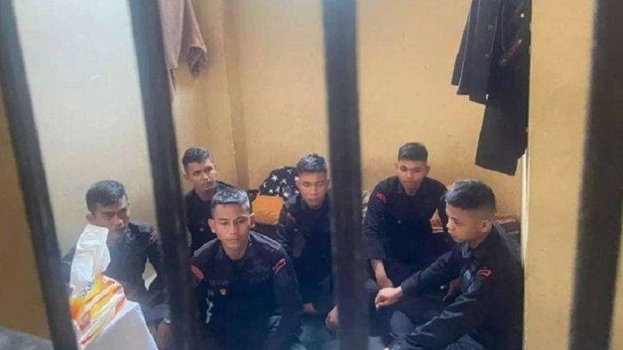 Heraloebss's tweet photo. 6 Oknum Brimob Polda Jambi Ditahan Usai Culik dan Keroyok Mahasiswa, Rahang Korban Sampai Retak

Kronologis  : 
Waktu sudah larut malam
 Brimob dng Pakaian Preman Masuk Wilayah Lingkungan Rumah Korban, ditanya Korban
cari siapa? ,jawab brimob Ga cari siapa2 , kemudian Brimob tsb balik lg ga terima di tanya2, terjadilah Baku hantam , beberapa hari kemudian Brimob berseragam Culik Pukul dan Diduga todongkan Senjata.
