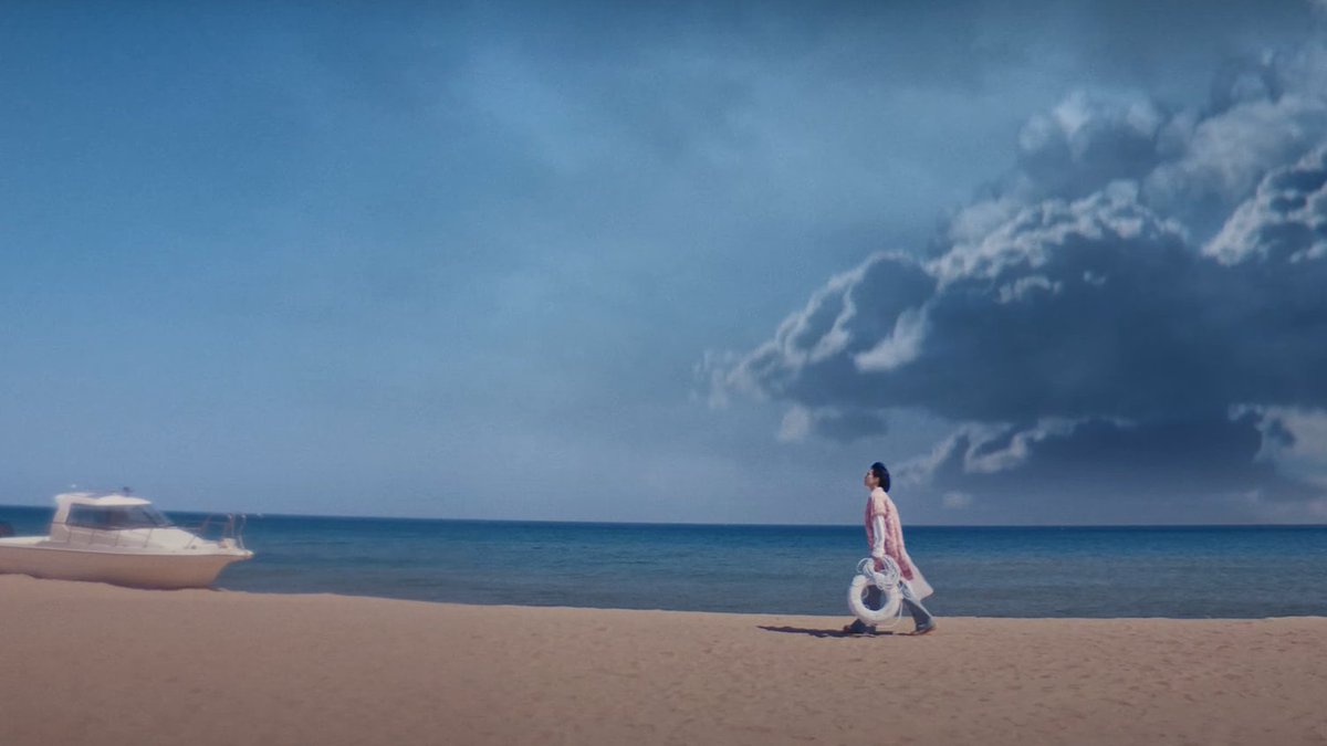 BITCJNEJFNSJFBJSB THERES A FUCKING STORM GET THE FUCK OUT OF THERE!!