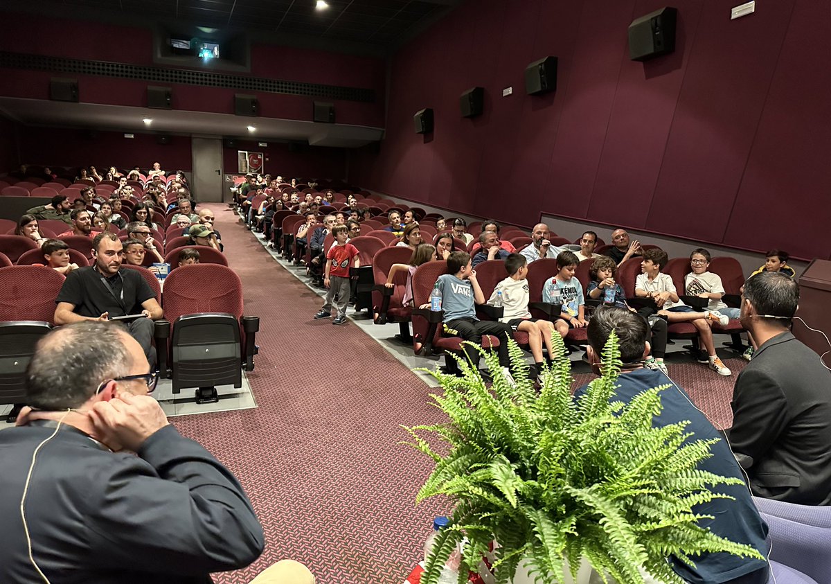 TacticaFest's tweet photo. 🗣️ “En @OdFutbolModerno queríamos hablar de fútbol popular y elegimos Logroño. Grabamos el documental en un fin de semana buscando información de bar en bar”. 

Carlos Roberto y Miquel Sanchís charlando con el público sobre ‘Aúpa’. #TacticaFest https://t.co/mhCt7etAoG