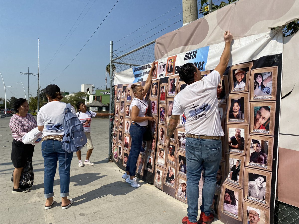 ZonaDocs's tweet photo. #HastaEncontrarles 
Integrantes del @colectivo_luz inician la colocación de lonas y fichas de búsqueda en el centro de #Zapopan. https://t.co/VpqhSfBZbS