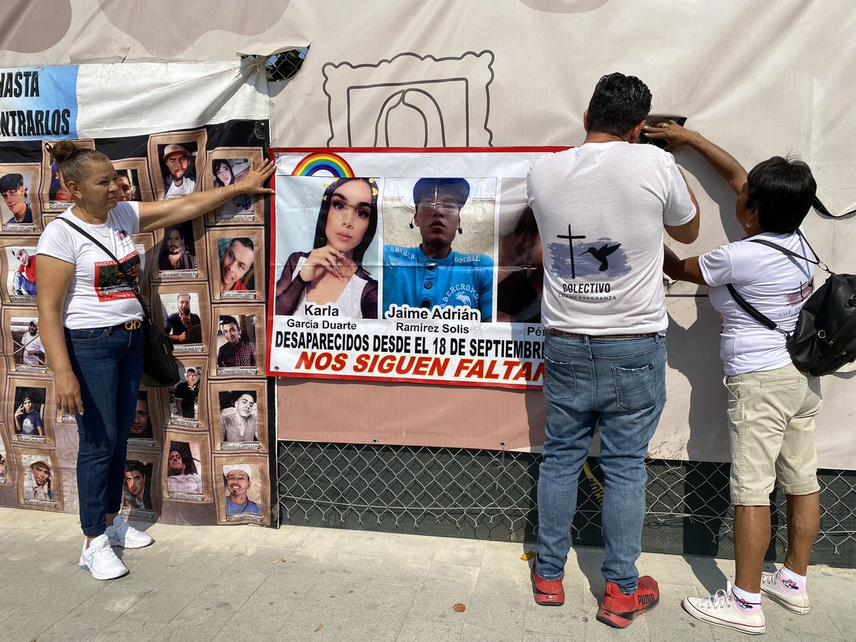 ZonaDocs's tweet photo. #HastaEncontrarles 
Integrantes del @colectivo_luz inician la colocación de lonas y fichas de búsqueda en el centro de #Zapopan. https://t.co/VpqhSfBZbS