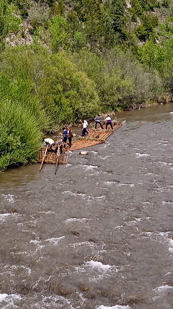 cJacetania's tweet photo. Descenso de #navatas por el Río Aragón Subordán con los navateros de la #Valdeecho👏👏👏
📷 Loli Marco y María Lalaguna https://t.co/jnX1uZtIps
