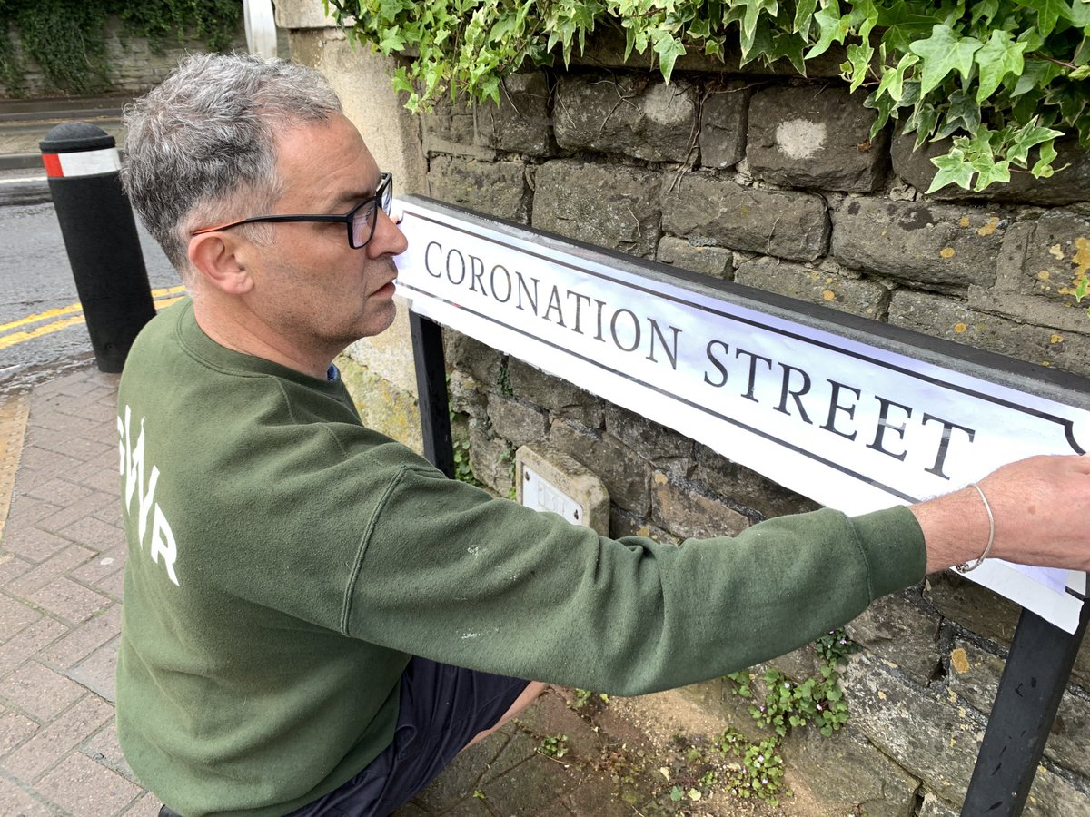 ⁦<a href="/paulrgentleman/">Paul R Gentleman</a>⁩ the man who wraps trains also wraps street signs for #coronation