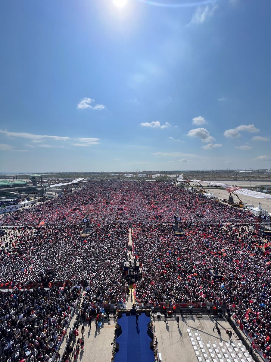 b_ysabri's tweet photo. 89 yıldır gönül verdiğim CHP’den bugün itibariyle istifa ettim. 
İstanbul seçimlerinde belediyeyi kazandık ama aşağıda gördüğünüz sevgiyi engelleyemedik. 
Böyle içten sevilen bir adama ben de oy vermeye karar verdim. https://t.co/Kfn7dYa4QM