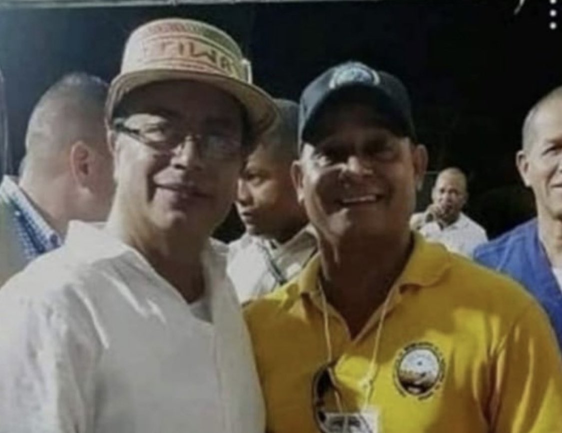 SALVARANM's tweet photo. ¿Y acaso no es @petrogustavo con el Ñeñe Hernández?

En evidencia el entrampamiento discursivo que sufrió el pueblo colombiano para que terroristas llegarán al poder y se perpetran en él. 

Lamentable por quienes creyeron en ese discurso. https://t.co/qOYAFBNqmN