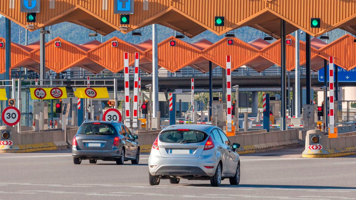 DiarioEolia's tweet photo. PEAJES!!

El gobierno ha presentado una iniciativa para traspasar la responsabilidad del mantenimiento de las carreteras a empresas privadas.

Esto daría la posibilidad de que las empresas privadas implantasen peajes para sufragar el gasto del mantenimiento. https://t.co/hnz9VbwDef