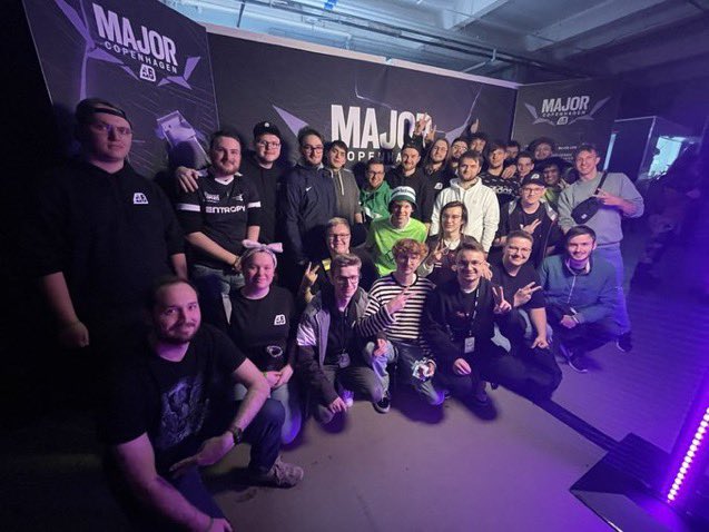 Deutsche Siege Community auf dem Event einfach eine Familie.

Wirklich schön zu sehen wie man sich einfach mit jedem verstehen kann.
Viele neue Leute getroffen und alte Gesichter gesehen 🫶🏻 so froh hier zu sein
