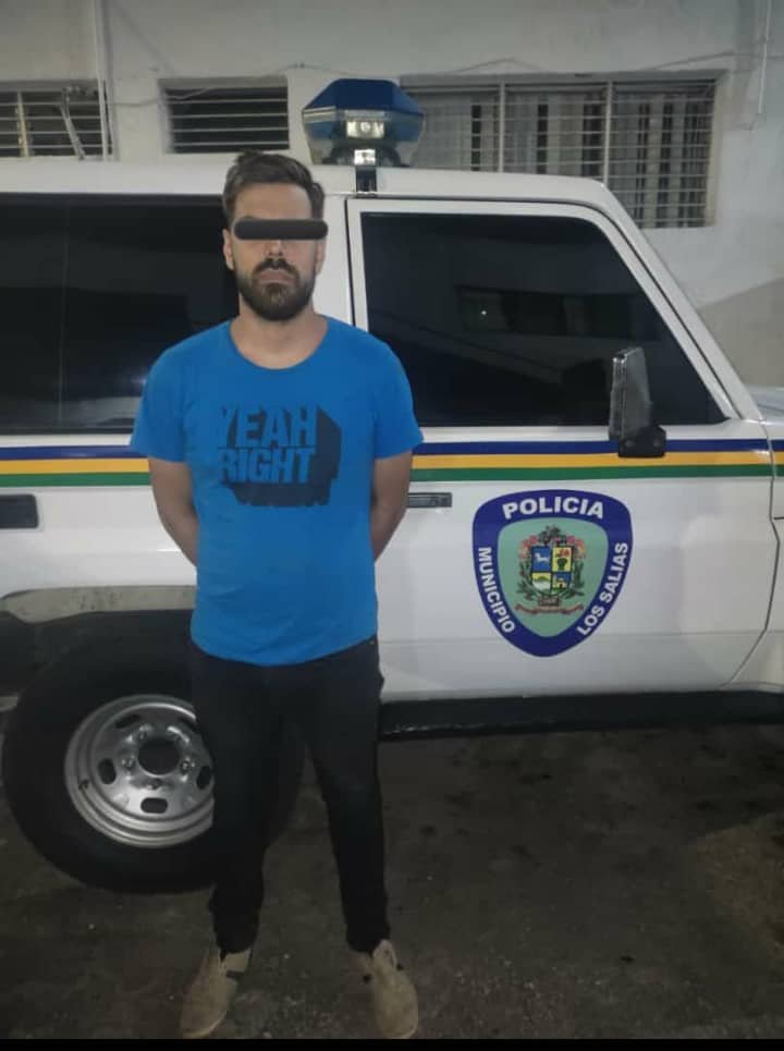InforTvenezuela's tweet photo. Eloy Rodríguez (37) fue detenido por PoliSalias por haber golpeado a su novia en San Antonio de los Altos,Miranda.
El sujeto se apareció en el edificio de su novia,gritando que le abriera,ella se negó porque en ese momento estaba con otro hombre,llamo a la policía y lo detuvieron https://t.co/oOz05S2UUm