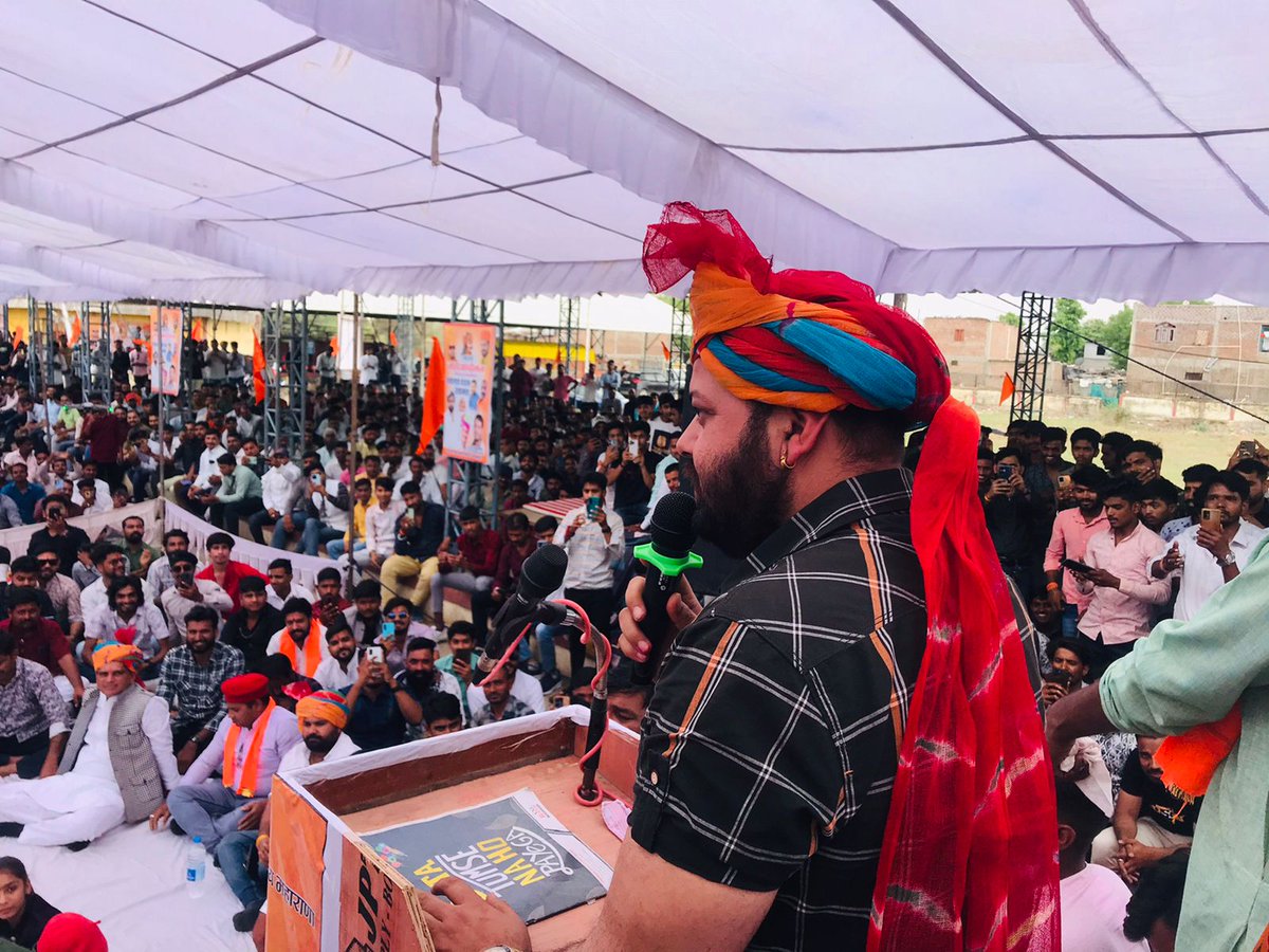 JSherpur's tweet photo. आज #इंदौर जिले के देपालपुर विधानसभा में आयोजित कार्यक्रम में सहभगिता कर परिवार के सदस्यों से संवाद किया. 

शिवराज जी, 
हम व्यवस्था परिवर्तन चाहते थे पर आप सत्ता परिवर्तन चाहते है, अभी तो हमारा यह आगाज है जंग अभी बाकी है।
#करणी_सेना_परिवार
@ChouhanShivraj @drnarottammisra @CMMadhyaPradesh