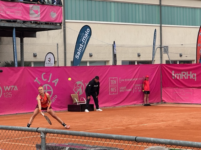 Finale de l'Open 35 de tennis avec nos ramasseurs de balle. Une belle expérience pour nos élèves! Bravo à Sloane Stephens 🎾@Lopen35STMALO <a href="/acrennes/">Académie de Rennes</a>