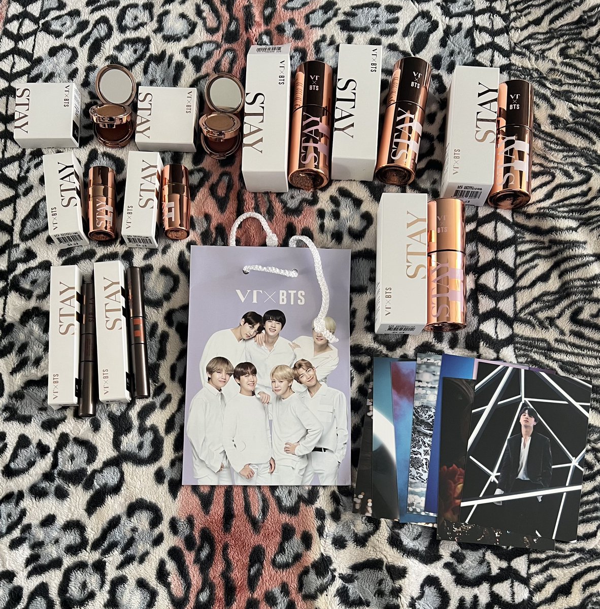 EnidanLaschNEW's tweet photo. Endlich habe ich was von der Kosmetik Linie von BTS ergattert können😍
Habe seid 2020 danach gesucht 💜Und endlich habe ich durch die Hilfe meiner M��dels Seiten gefunden wo ich es kaufen kann 😍Es werden nach und nach noch mehr Produkte davon folgen 💜
#BTSARMY #VTxBTS #KBeauty https://t.co/8ryIc2M8mC