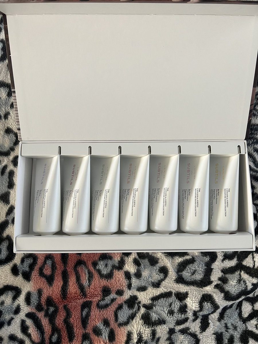EnidanLaschNEW's tweet photo. Endlich habe ich was von der Kosmetik Linie von BTS ergattert können😍
Habe seid 2020 danach gesucht 💜Und endlich habe ich durch die Hilfe meiner M��dels Seiten gefunden wo ich es kaufen kann 😍Es werden nach und nach noch mehr Produkte davon folgen 💜
#BTSARMY #VTxBTS #KBeauty https://t.co/8ryIc2M8mC