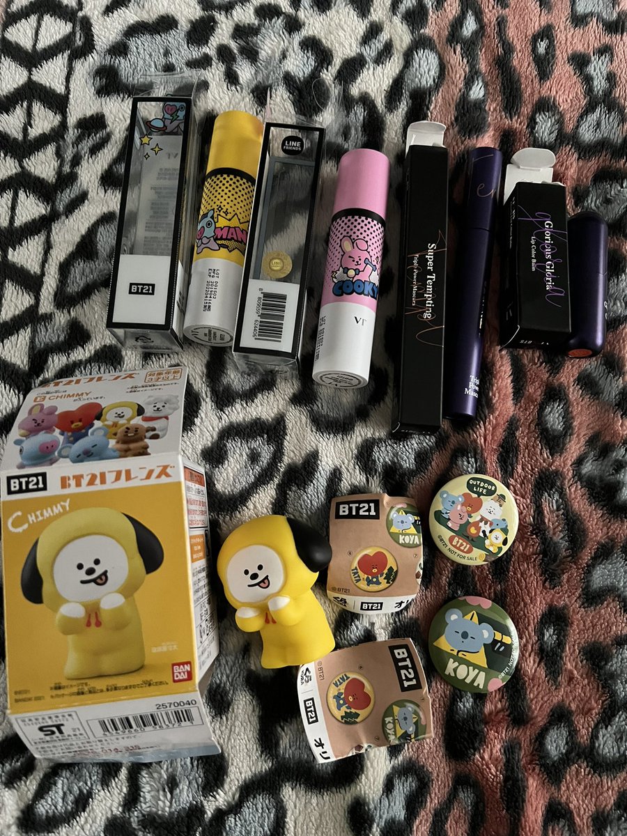 EnidanLaschNEW's tweet photo. Endlich habe ich was von der Kosmetik Linie von BTS ergattert können😍
Habe seid 2020 danach gesucht 💜Und endlich habe ich durch die Hilfe meiner M��dels Seiten gefunden wo ich es kaufen kann 😍Es werden nach und nach noch mehr Produkte davon folgen 💜
#BTSARMY #VTxBTS #KBeauty https://t.co/8ryIc2M8mC