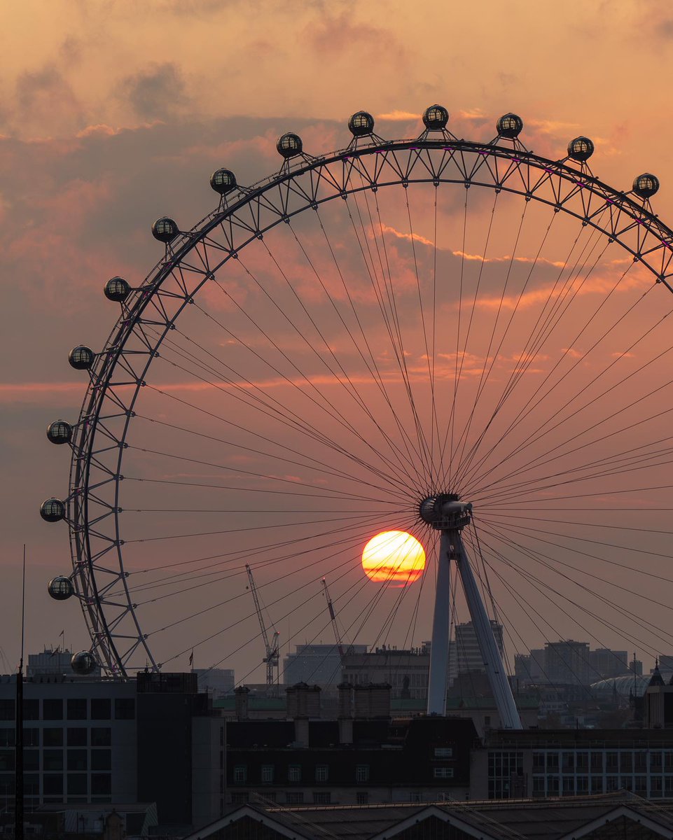 Eye spy a beautiful sky over <a href="/TheLondonEye/">The London Eye</a> 😍  [📸 <a href="/themearns/">Adam mearns</a>] #LetsDoLondon #VisitLondon ow.ly/ziqh50Ogy53