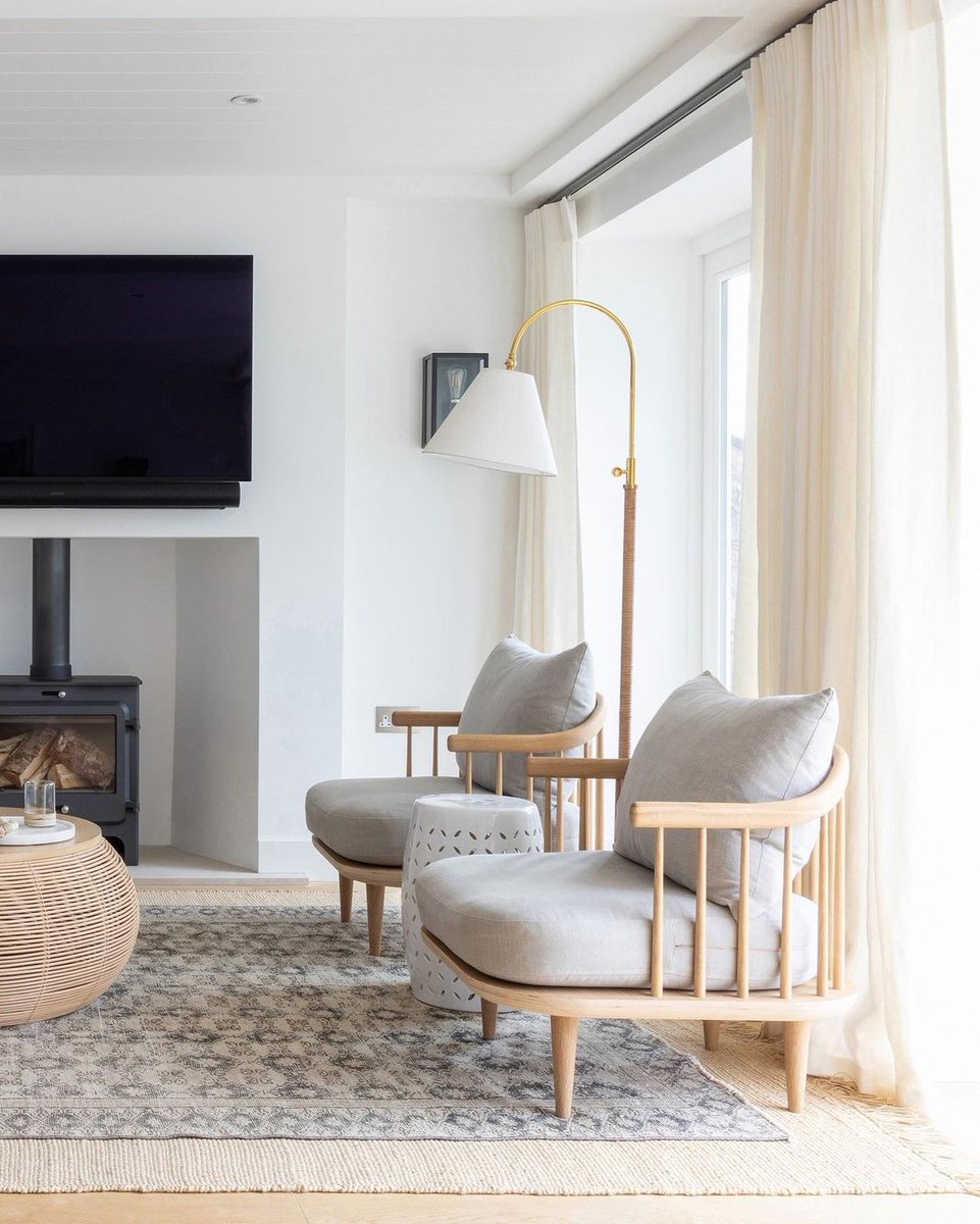 Who says garden stools are just for the outdoors? 🌸🪑We love a good accent piece!

📸 via IG <a href="/marloeinteriors/">Marloe Interiors</a>

#froyhome #thesefourwalls #peepmypad