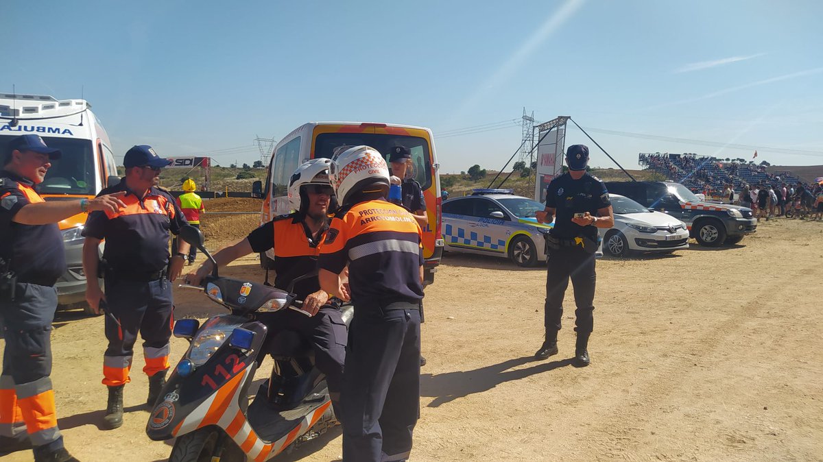 PcArroyomolinos's tweet photo. Durante el fin de semana hemos estado en el circuito de #Motocross de @intuXanadu @Arroyomolinos  en el mundial de @mxgpspain, @Lastlap_ES con la ayuda de @APC_ElAlamo , @fpclaudiogaleno en colaboración con @PLArroyomolinos y @guardiacivil https://t.co/Gq6zQfcwO6
