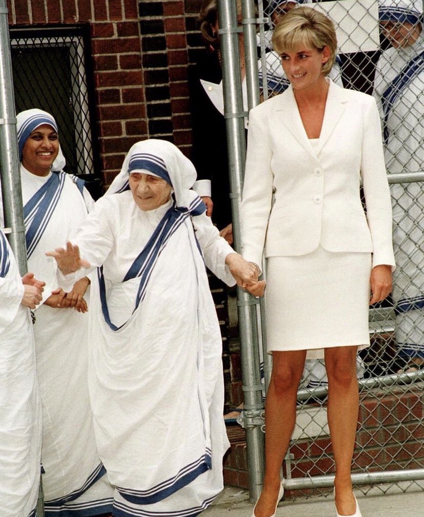 “Nunca sabremos todo lo bueno que una simple sonrisa puede llegar a hacer”.

- Madre Teresa de Calcuta
