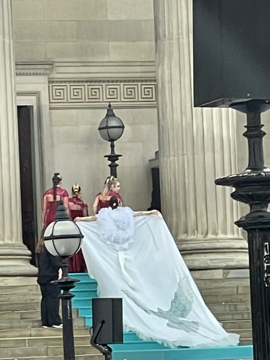 Que Blanca Paloma lleva una paloma en la cola! 
♥️ 
#EUROVISION #Eurovision2023 #TurquoiseCarpet