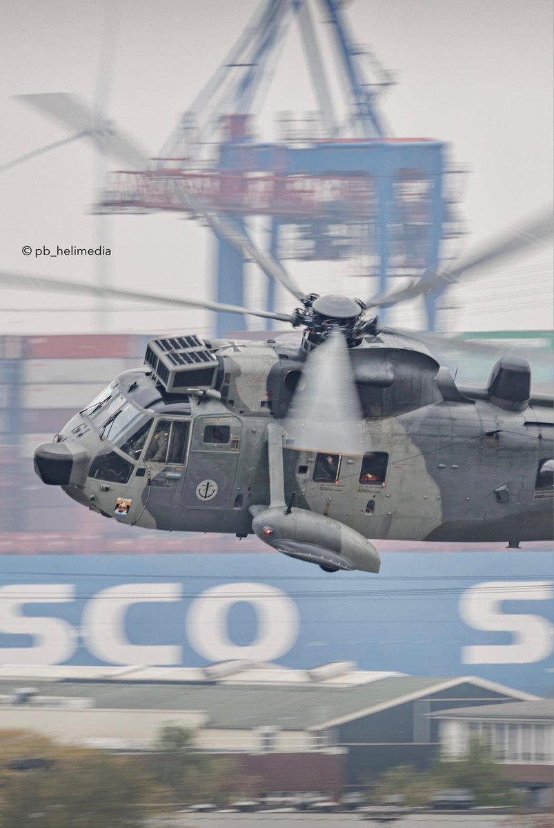CdrDeuNavalAir's tweet photo. #SearchAndRock Die #SeaKing rockt den #Hafengeburtstag @StrandPauli #Landungsbrücken @elbphilharmonie @Seenotretter #megacoole Performance! Vielen Dank für dieses großartige Bild ©️pb_helimedia🙏 https://t.co/PlTHoYnIV4
