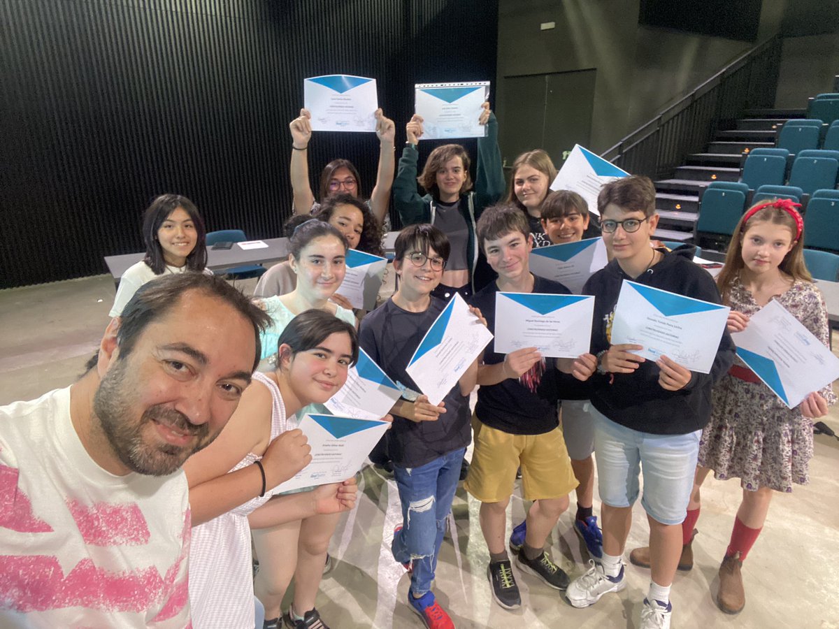 Hemos compartido 2 mañanas en un taller para jóvenes en el Real Teatro de Retiro que, como sus nombres y su creatividad desbordante, me llevo en el corazón. 
Así que este no es un selfie innecesario. Es un deseo de que sigan escribiendo y ojalá pronto me firmen sus libros a mí 🫶🏻