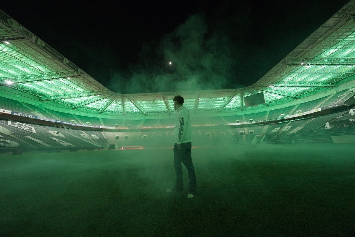 JanMetternich's tweet photo. just shot a music video in my childhood dream soccer stadium 🥹#borussiamoenchengladbach #borussia #janmetternich https://t.co/rSEp4Cs4dI