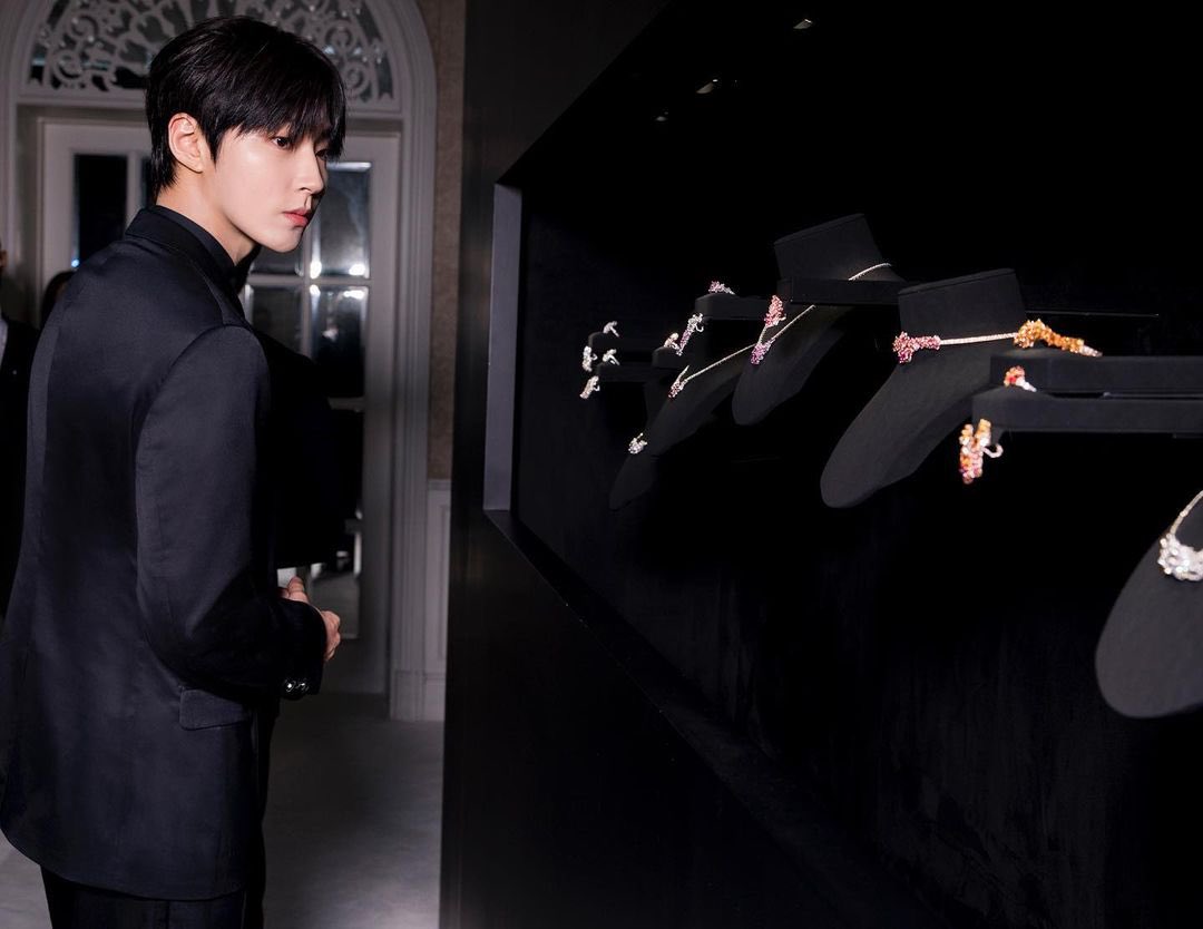 hi_high_hiy's tweet photo. Time for Dior. https://t.co/XqAgX5N56U