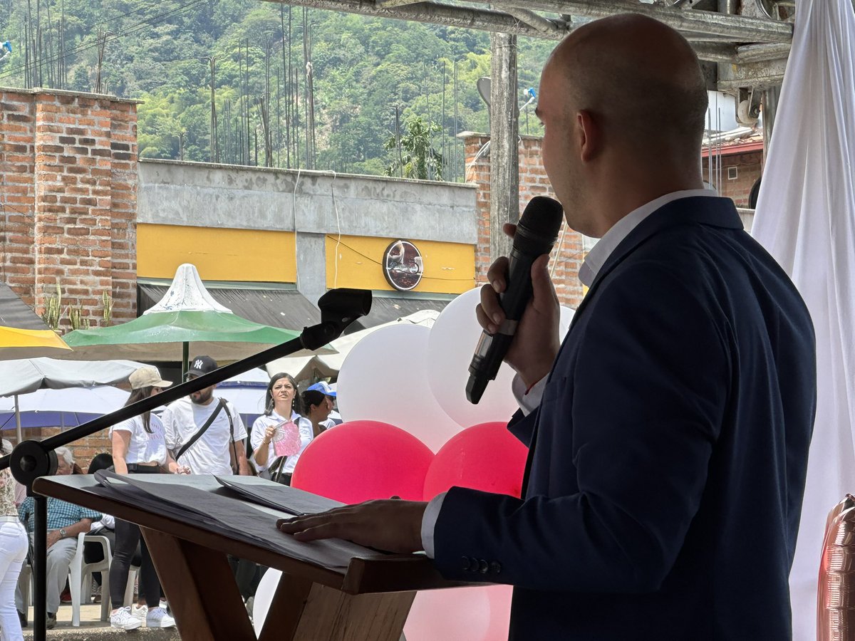 Paola Holguín 🇨🇴 (@paolaholguin) on Twitter photo Alcalde de Venecia <a href="/OscarAndresSa/">Óscar Andrés Sánchez</a> en su discurso en el aniversario del municipio, agradece al expresidente <a href="/IvanDuque/">Iván Duque 🇨🇴</a> su apoyo e inversión en este bello territorio Alcalde de Venecia <a href="/OscarAndresSa/">Óscar Andrés Sánchez</a> en su discurso en el aniversario del municipio, agradece al expresidente <a href="/IvanDuque/">Iván Duque 🇨🇴</a> su apoyo e inversión en este bello territorio