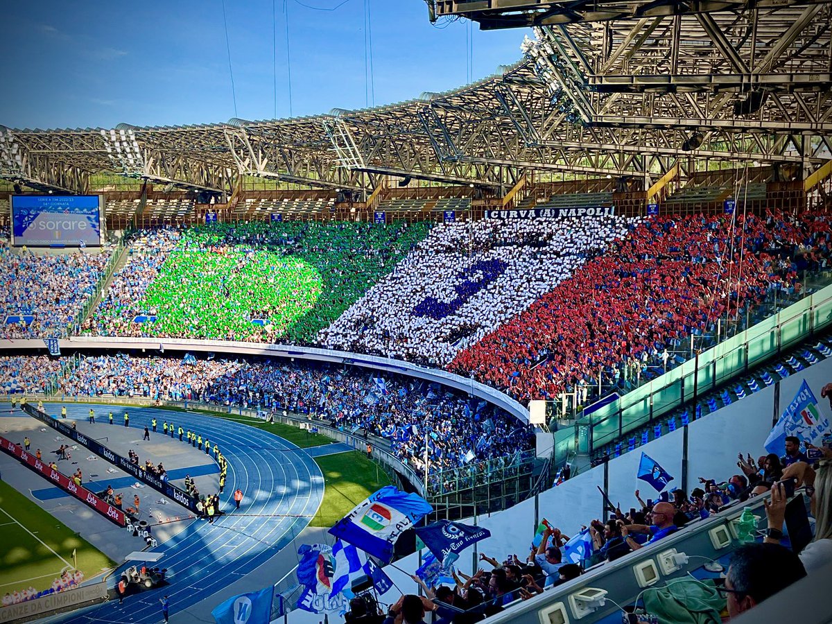 ciropellegrino's tweet photo. Chissà se #Juve o #Milan avvebbero mai fatto el pasillo de honor al #Napoli … 

Comunque soprattutto i milanisti vadano a scuola di coreografie 😂 https://t.co/EqzHjpuEoE