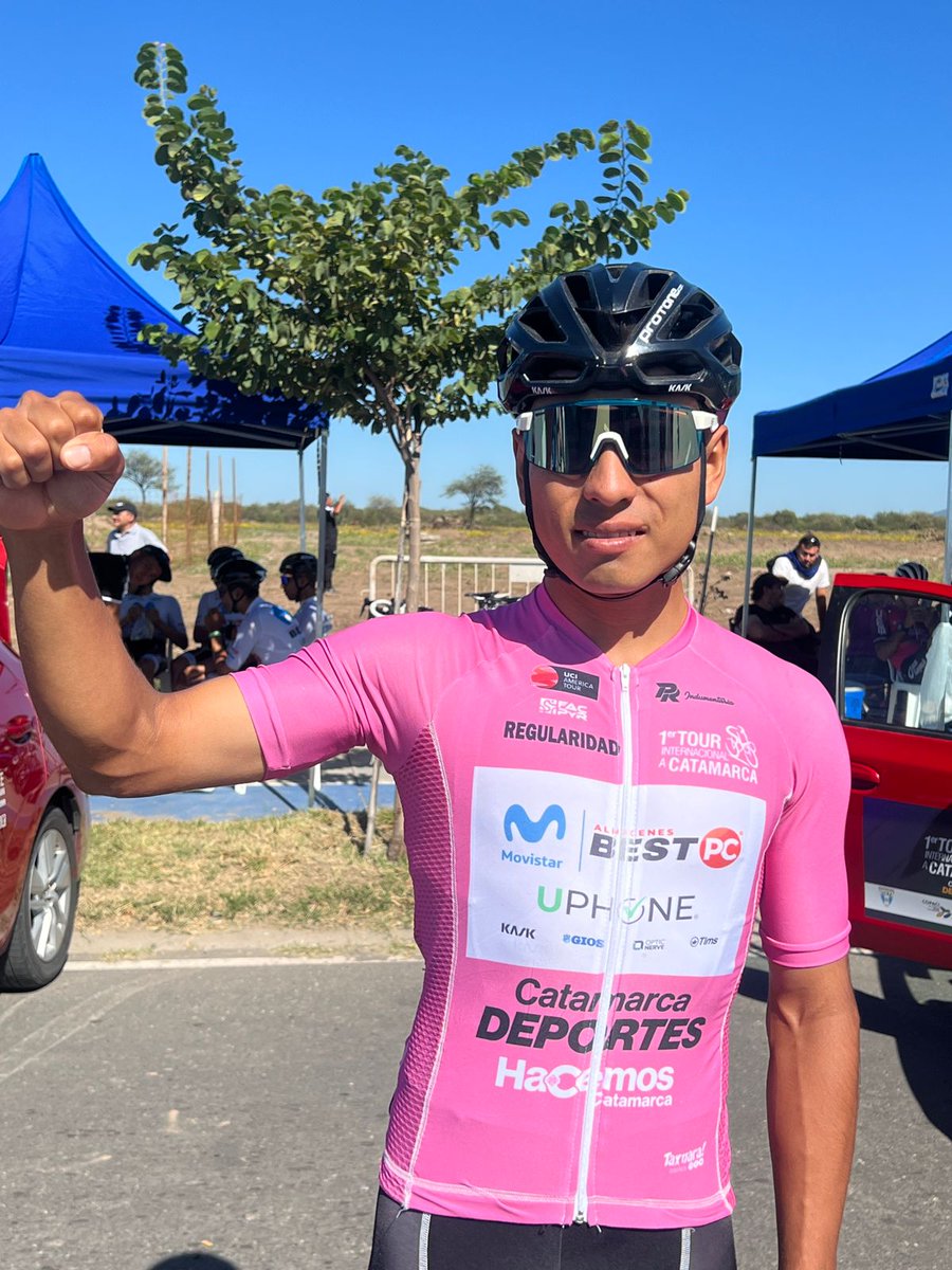#TourCatamarca 🇦🇷. Cuarta y última etapa en marcha. <a href="/santim0ntenegr0/">Santiago Montenegro</a> viste de rosa como el más regular. Hoy  138 km en un circuito en San Fernando del Valle.

#SomosUnaFamilia 
#CiclearNosMueve