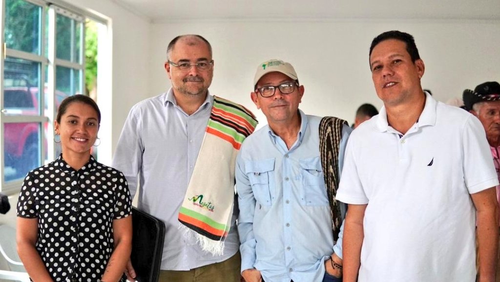 GBertrand_UE's tweet photo. Celebro el robusto anclaje territorial que la @AgenciaTierras va construyendo en #SurDelMeta. Ya notamos su impacto: una política de tierras más efectiva, con compromisos de formalización de tierras que ayudan construir paz, desarrollo sostenible y presencia del Estado. 🇪🇺🕊️🌳🇨🇴 https://t.co/LBoxbKZh6h