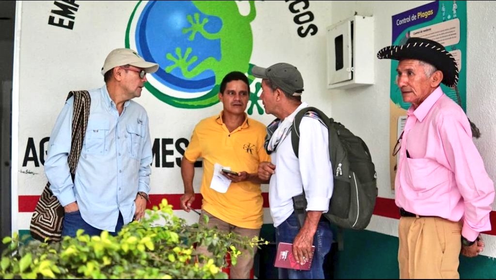 GBertrand_UE's tweet photo. Celebro el robusto anclaje territorial que la @AgenciaTierras va construyendo en #SurDelMeta. Ya notamos su impacto: una política de tierras más efectiva, con compromisos de formalización de tierras que ayudan construir paz, desarrollo sostenible y presencia del Estado. 🇪🇺🕊️🌳🇨🇴 https://t.co/LBoxbKZh6h