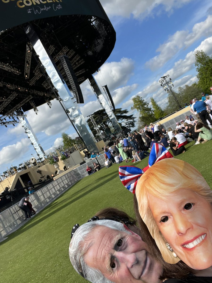BangYoureWed's tweet photo. That Rock n Roll life 🤘 #coronationconcert #Coronation2023 #WindsorCastle https://t.co/JcZy5AQsZs