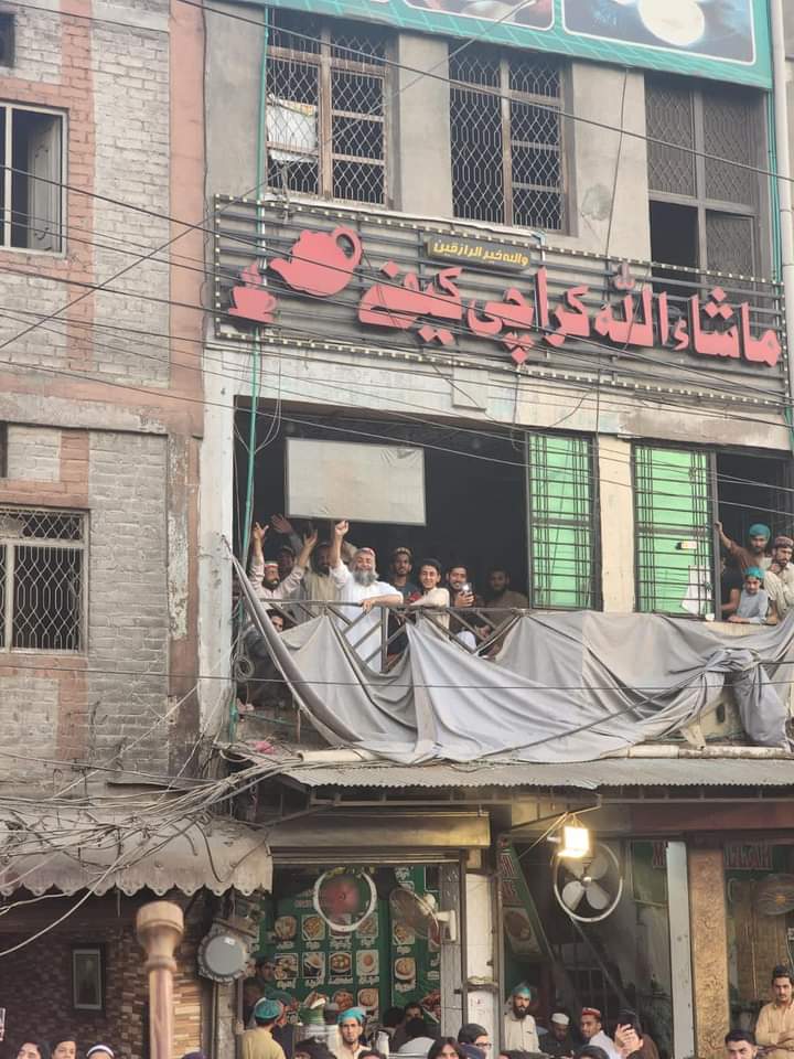 BeterPak's tweet photo. Poor Acting
کل پشاور پی ٹی آئی ریلی کے دوران ایک سابق ناظم کو چند کارکنان کے ہمراہ ہشتنگری کے ایک ہوٹل کے فسٹ فلور پر کھڑا کرکے تصویر بنوائی گئی جو poor Acting کے زمرے میں آتی ہے
گھروں کی چھتوں ، کھڑکیوں اور ہوٹلوں میں صرف عمران خان کے لئے لوگ کھڑے رہتے ہے
#PoorActing https://t.co/Idsk7li5Vx