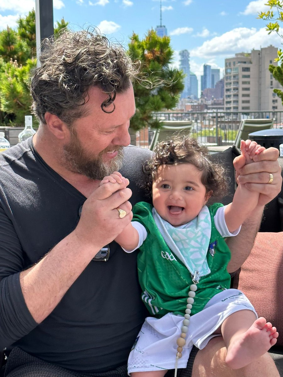 AndyLeeBoxing's tweet photo. John Hartigan cheering on @LimerickCLG from NYC. @gaago #upLimerick https://t.co/lAcTgmc6pY