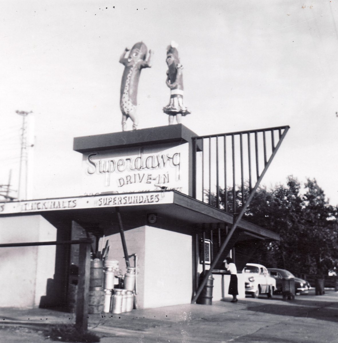 We’re 75 years old and still looking very super 🤩🌭🌭 
Here’s a thread of us through the years, starting with our original 1948 style!