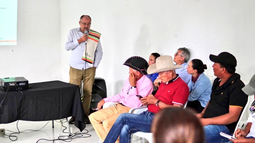 GBertrand_UE's tweet photo. Celebro el robusto anclaje territorial que la @AgenciaTierras va construyendo en #SurDelMeta. Ya notamos su impacto: una política de tierras más efectiva, con compromisos de formalización de tierras que ayudan construir paz, desarrollo sostenible y presencia del Estado. 🇪🇺🕊️🌳🇨🇴 https://t.co/LBoxbKZh6h