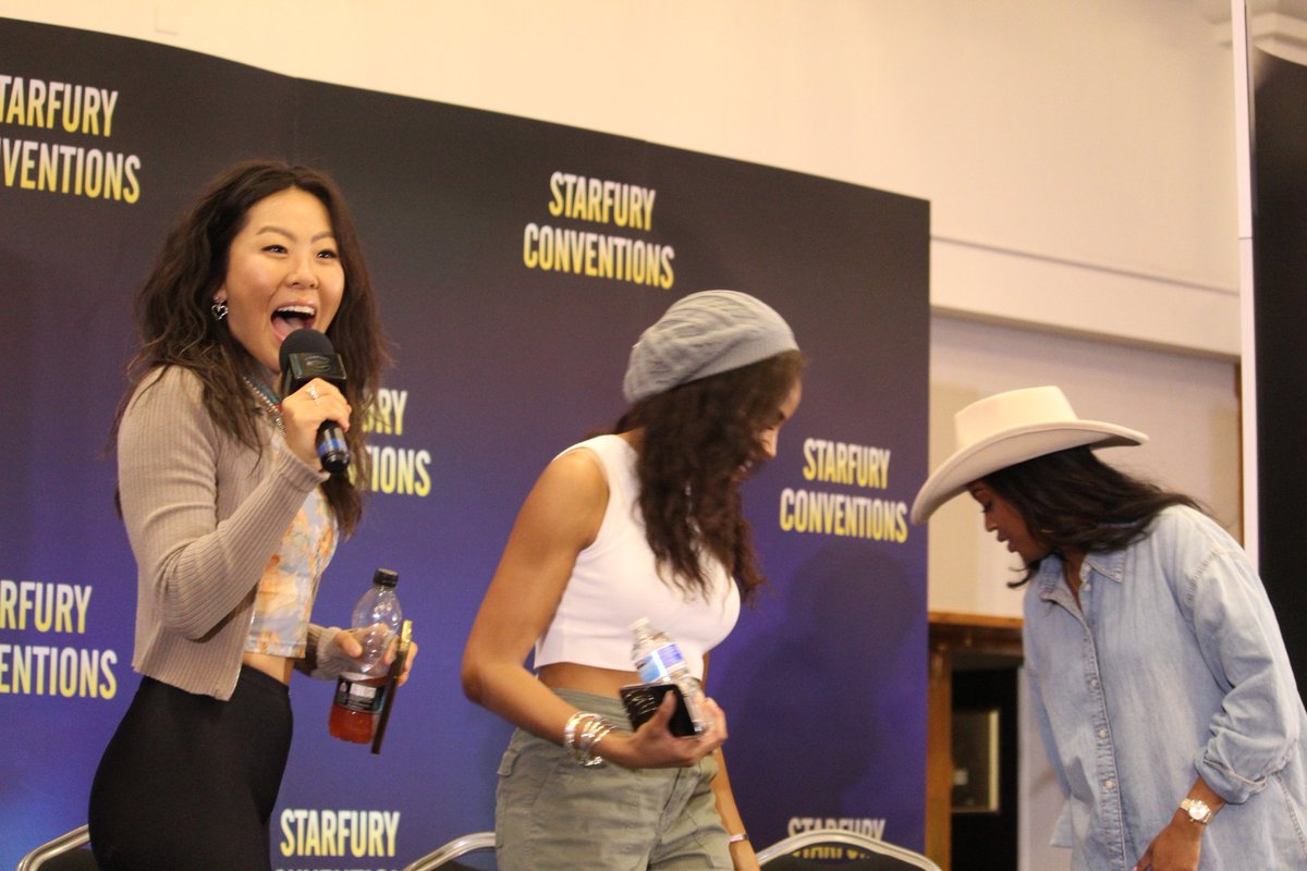 Buddha_aka_me's tweet photo. Batwoman Sunday Panel at #UltimatesApokolips with @meagantandy
@JaviciaLeslie and @NicoleKang

Note: I'm just throwing them up completely unedited to save time. https://t.co/fIOyfFEr67