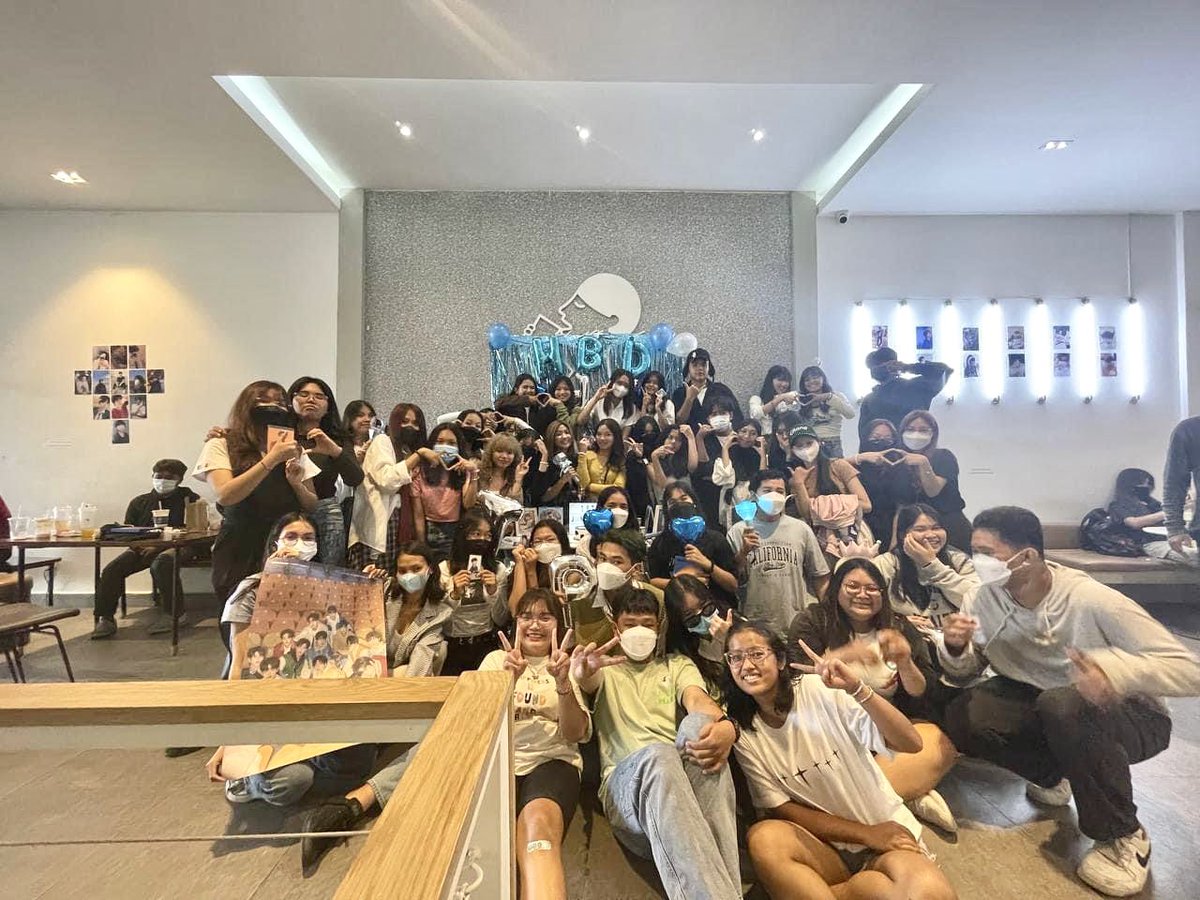 FYTREASURECAM's tweet photo. 𝐖𝐞 𝐦𝐞𝐭 𝐞𝐚𝐜𝐡 𝐨𝐭𝐡𝐞𝐫 𝐭𝐰𝐢𝐜𝐞 𝐚𝐥𝐫𝐞𝐚𝐝𝐲 𝐢𝐧 𝐭𝐡𝐢𝐬 𝟐𝟎𝟐𝟑 💙

Thank you so much to all our beloved TEUMES/attendees &amp; sponsors... and hope this 2023 lets us enjoy a lot of moments together🫶🏻💎

#sjbabyoppabdparty #harusukday #superyoshidam @treasuremembers https://t.co/gp2lkCHxNv