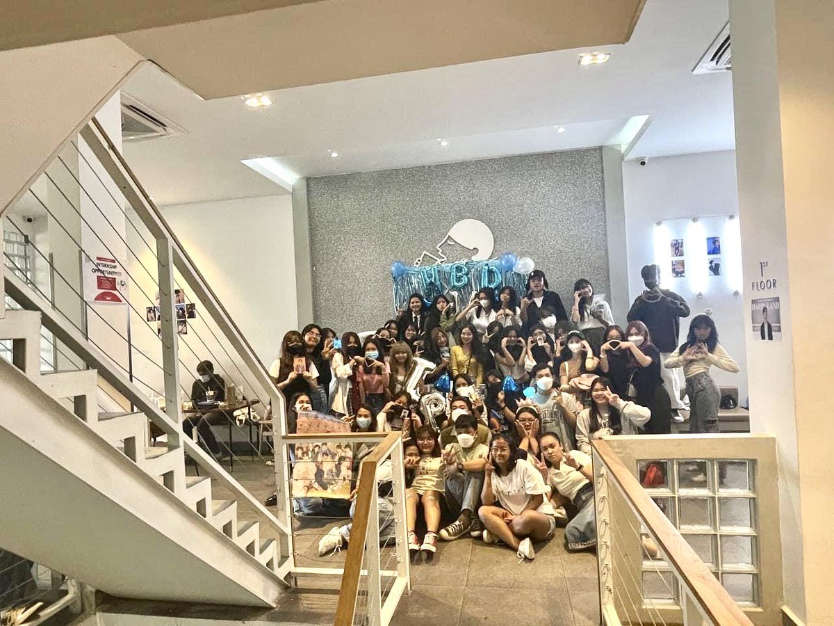 FYTREASURECAM's tweet photo. 𝐖𝐞 𝐦𝐞𝐭 𝐞𝐚𝐜𝐡 𝐨𝐭𝐡𝐞𝐫 𝐭𝐰𝐢𝐜𝐞 𝐚𝐥𝐫𝐞𝐚𝐝𝐲 𝐢𝐧 𝐭𝐡𝐢𝐬 𝟐𝟎𝟐𝟑 💙

Thank you so much to all our beloved TEUMES/attendees &amp; sponsors... and hope this 2023 lets us enjoy a lot of moments together🫶🏻💎

#sjbabyoppabdparty #harusukday #superyoshidam @treasuremembers https://t.co/gp2lkCHxNv