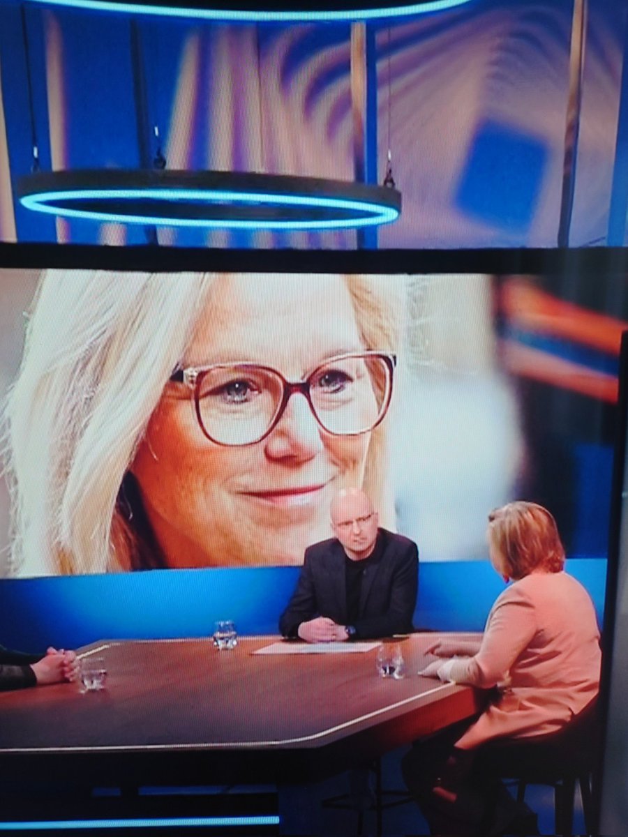 scho0130's tweet photo. @vandaaginside Gezien bij @MediastormHUMAN ? In het item over Johan Derksen en zijn visie op @sigridkaag,  wordt ze ook daar (onbewust?) als schijnheilig neergezet... #aureool 😜😇 https://t.co/7dY7UMagFX