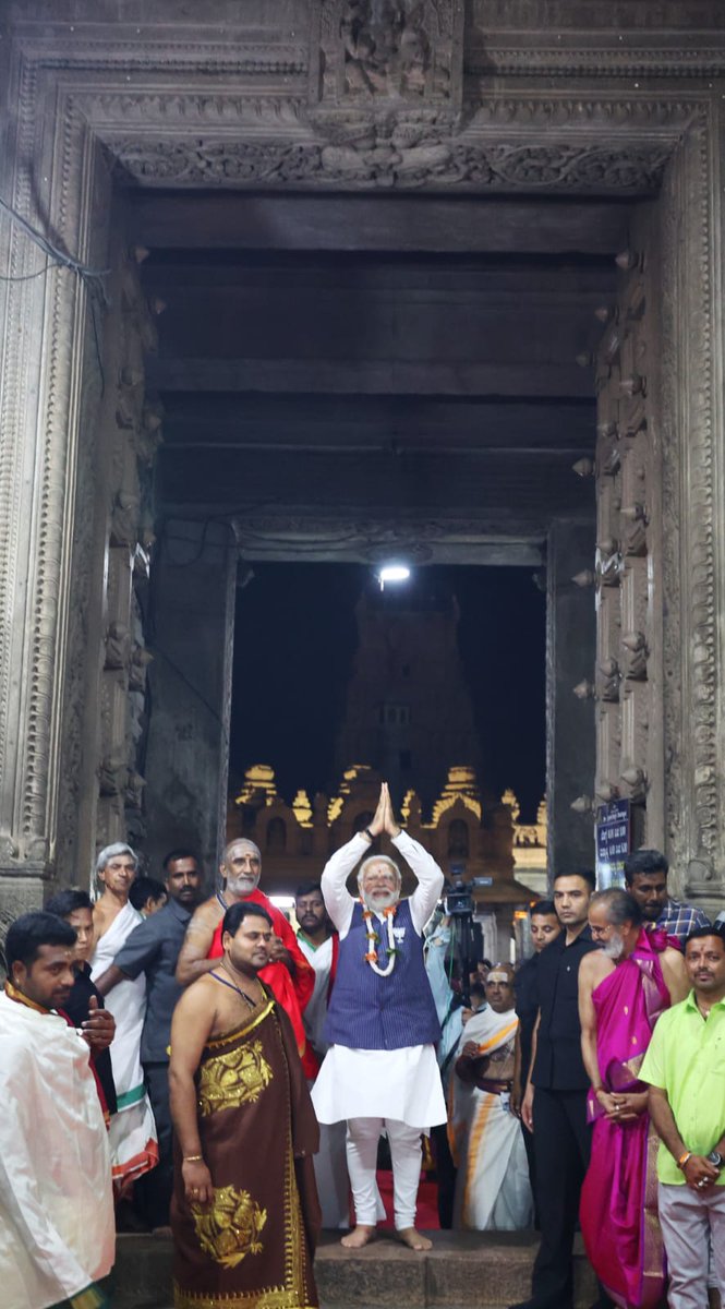 MonicaGRaju's tweet photo. ಲೋಕಹಿತಕ್ಕಾಗಿ ನಂಜುಂಡೇಶ್ವರನಲ್ಲಿ ಪ್ರಾರ್ಥನೆ ಸಲ್ಲಿಸಿದ ಶ್ರೀ ನರೇಂದ್ರ ಮೋದಿಜೀ 🕉️🙏
#ಹರಹರಮಹಾದೇವ
#ManeMagaModi
#NannaVoteModige
#ModiWinningKarnataka
#KarnatakaAssemblyElection2023 https://t.co/RRaDDF9k0D