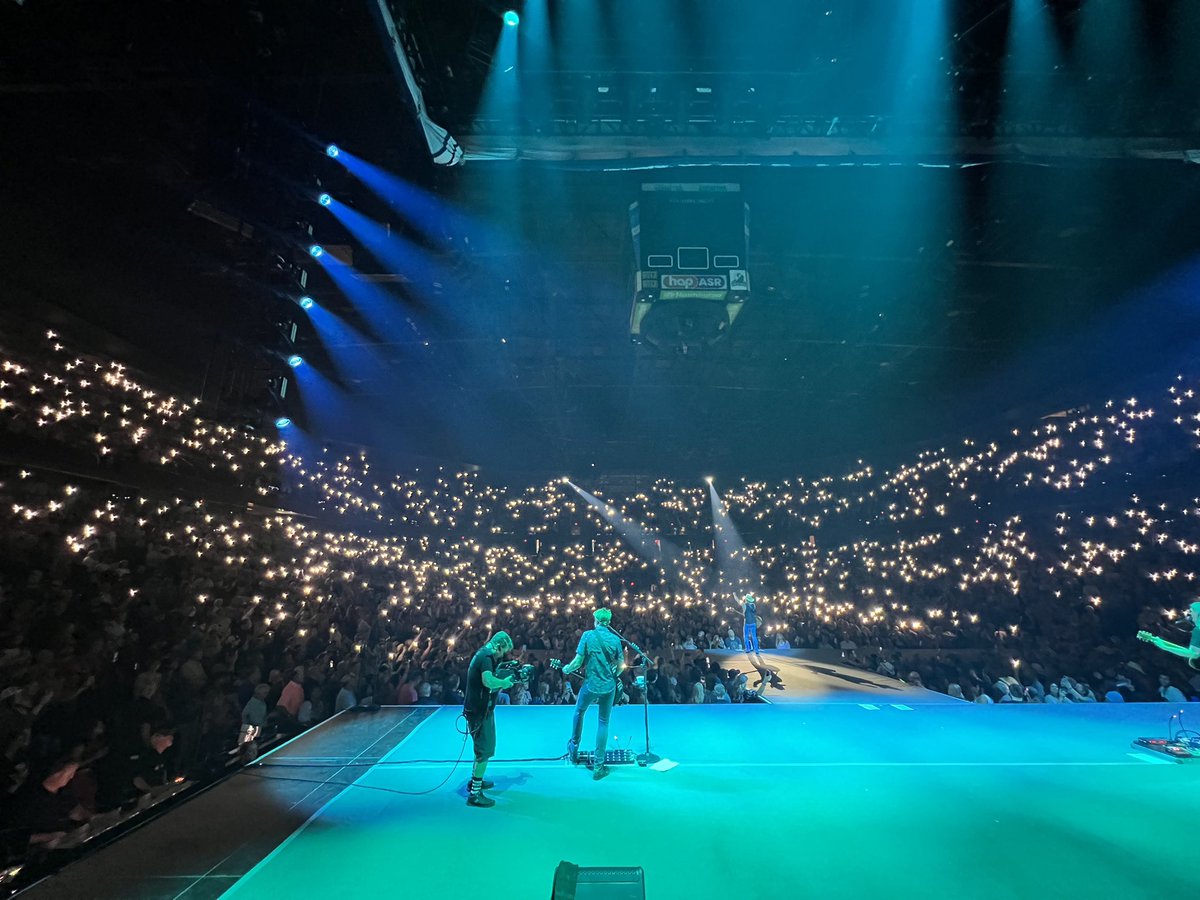 kennychesney's tweet image. Grand Rapids, you were amazing last night. You gave us so much love and we thank you. This moment of #TheGoodStuff is why we do what we do! #IGOBACKTOUR