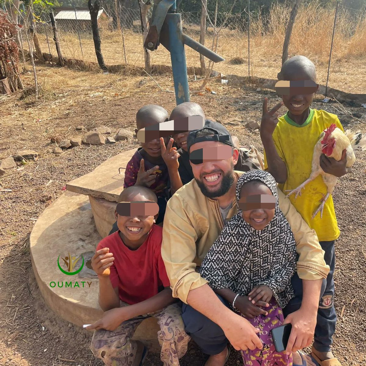 AOumaty's tweet photo. Salam la ouma❕Le trésorier de l'association oumaty accompagné des enfants parrainés de l'internat 
Pour parrainer un enfant ou participer aux frais un lien est disponible sur hello asso https://t.co/KuHn22AwFr
" Sourire est une aumône" 🙌🇬🇳👦🏿🌍
#parrainage#enfant#oumaty#aumone https://t.co/Sox0vwWoMf