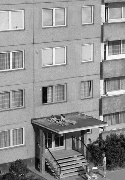 HistoryFoto's tweet photo. Дворовой солярий. 1980-е. https://t.co/H0EQWFD3Rn