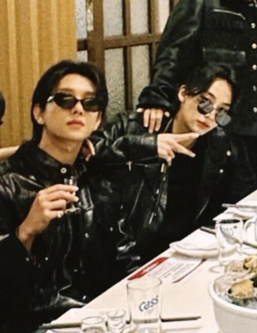 가짜쌍둥이 썬구리도 지들 같은 거 쓰구 붙어앉엇네