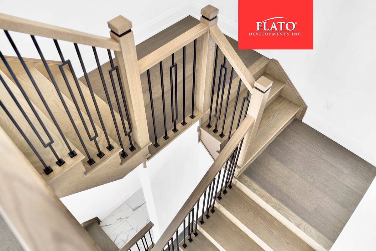 FlatoDev's tweet image. The iron baluster details complement this grand wooden half-turn staircase at Beeton's GREENRIDGE Camellia model home! @chrisandsabi 

▪️ greenridgebeeton.ca

#balusters #ironbalusters #staircase #stairs #staircasedesign #staircases #stairway