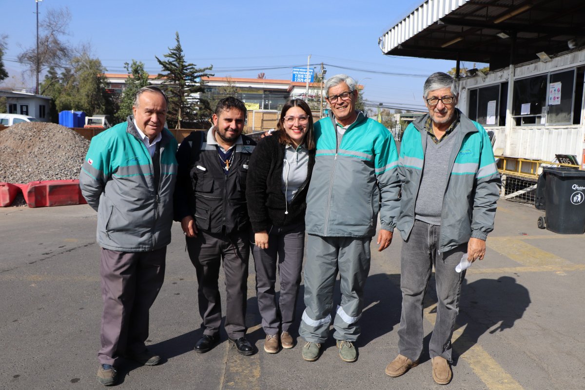 BusesVuleSA's tweet photo. ¡Seguimos en ruta este #7M! Nuestros conductores y conductoras desplegados por Santiago para acompañar a los ciudadanos a sus locales de votación.

#PlanificaTuViaje #VotarEsImportante https://t.co/8hk45A6hth
