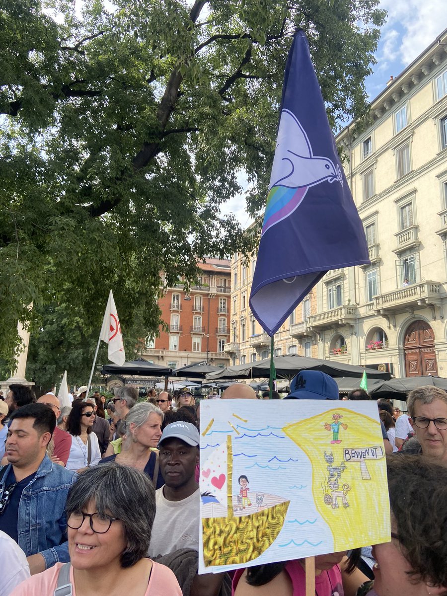 PastaStefano's tweet photo. #Milano in tanti manifestiamo per dire che è sbagliato cancellare la #protezionespeciale, è interesse di tutti favorire l’integrazione; ridurre la protezione speciale causa insicurezza, #lavoronero e irregolarità. Nessuna persona è illegale! #DecretoCutro https://t.co/Toap5isRYF