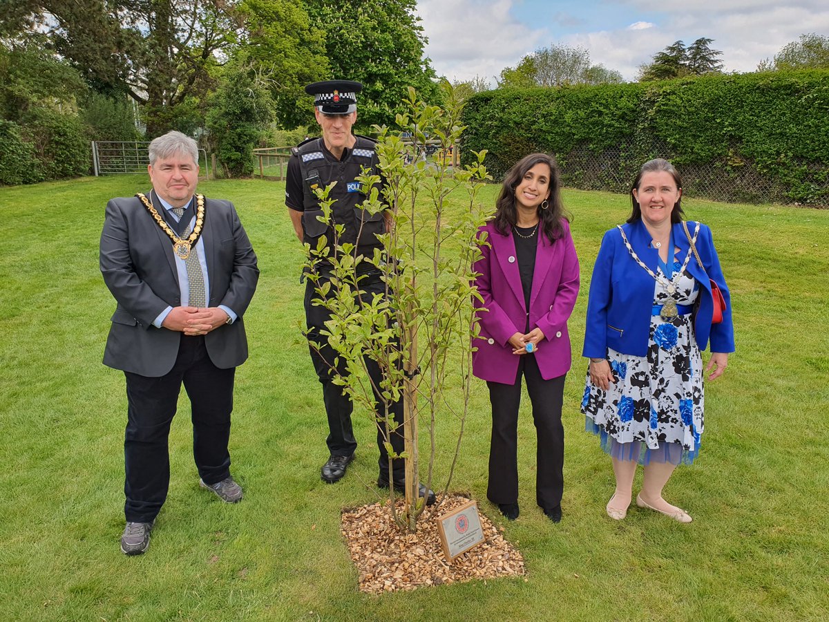 Throughout the weekend our local Neighbourhood Team have been out across the Borough visiting various events held for the coronation of King Charles III. PC 2335 has been out this afternoon in the Horley area joining in with the celebrations. #SNT #REIGATE #CORONATION